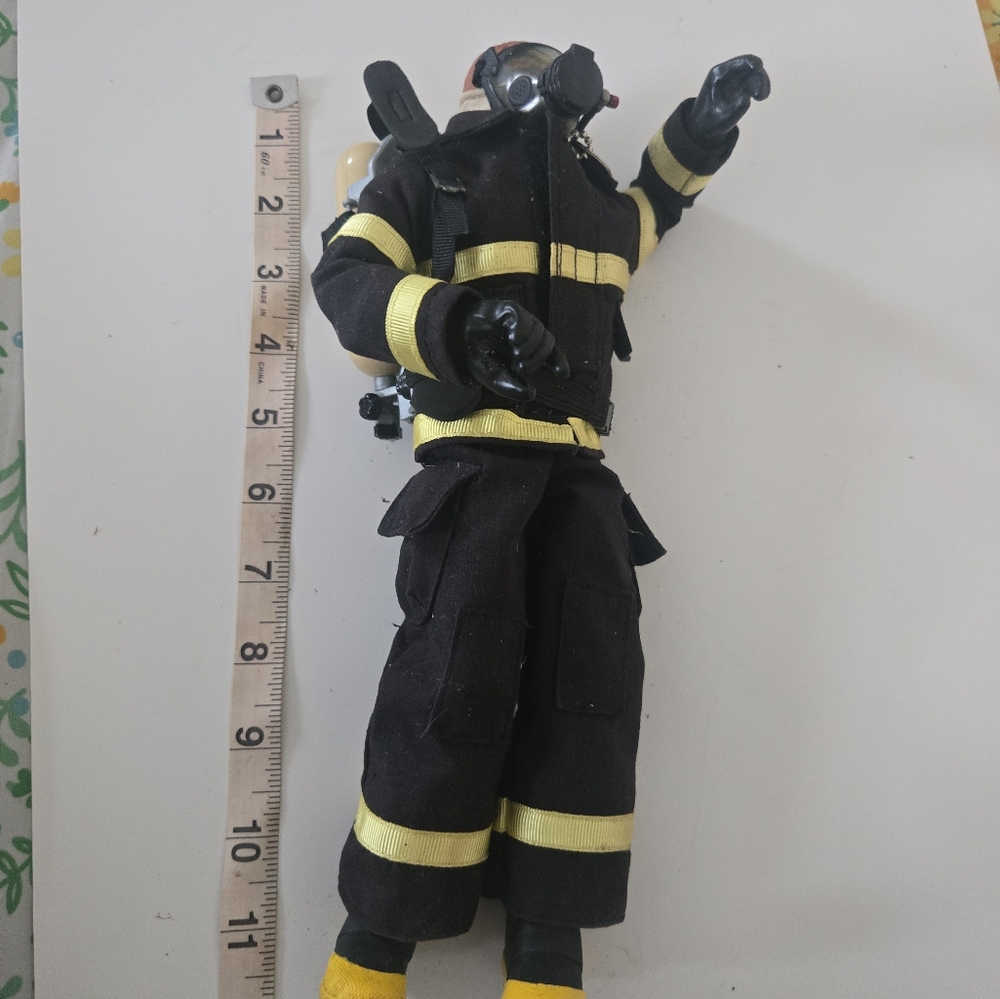 GI JOE METRO FIREFIGHTER ACTION FIGUREa